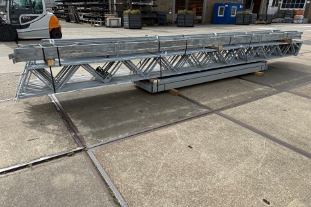 12.80 x 28.00m (358.4m²)